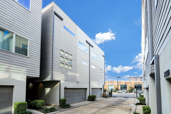 Building Photo - 2356 Commerce St Rental