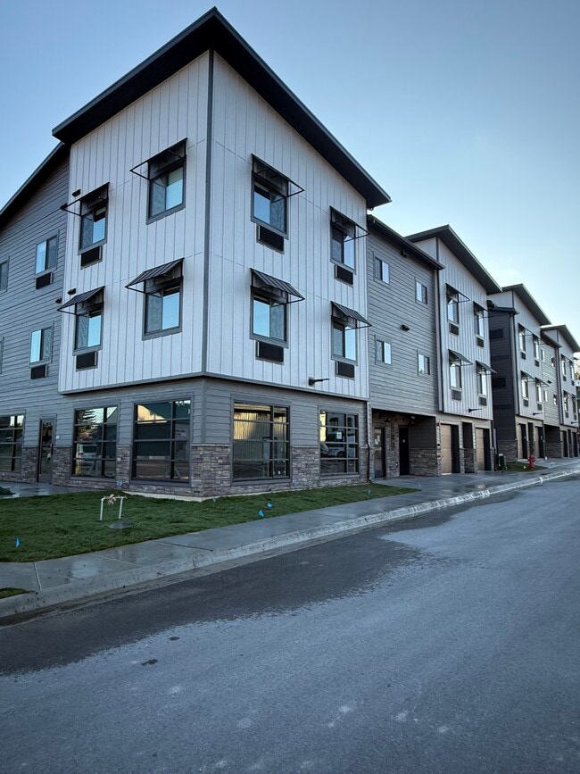 Building Photo - 1010 Baker Ave Unit 302