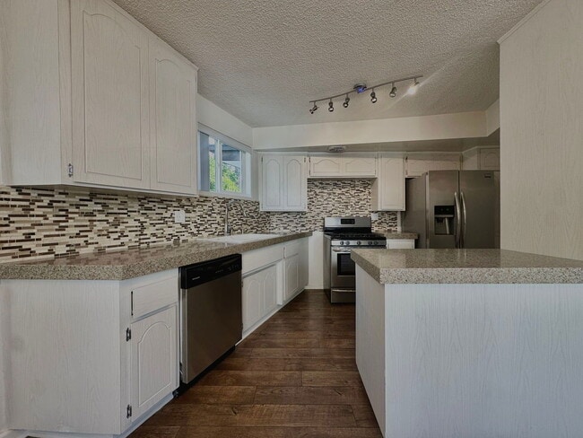 Photo - 1830 N La Brea Ave