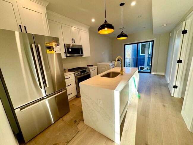 48 Woodward St Unit 3