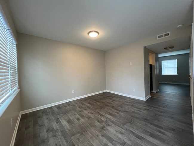 Photo - Classic Comfort, Modern Living: Welcome to 555 East Apartment Homes Unidad 555 E 525-F
