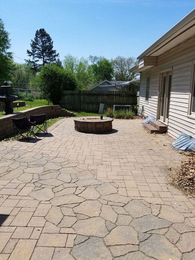 Building Photo - Aksarben/UNO 4 bed 2 bath with gas firepit... Rental