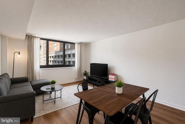 Building Photo - 1420 Locust St Unit 8J