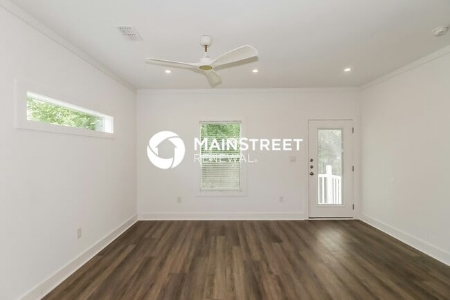 Photo - 3 Bedroom Pet-Friendly Home in Houston, TX with Main Street Renewal