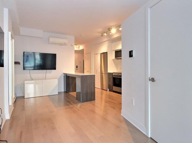 Building Photo - 2108 Boul. Saint-Laurent Unit SI ID1514070P