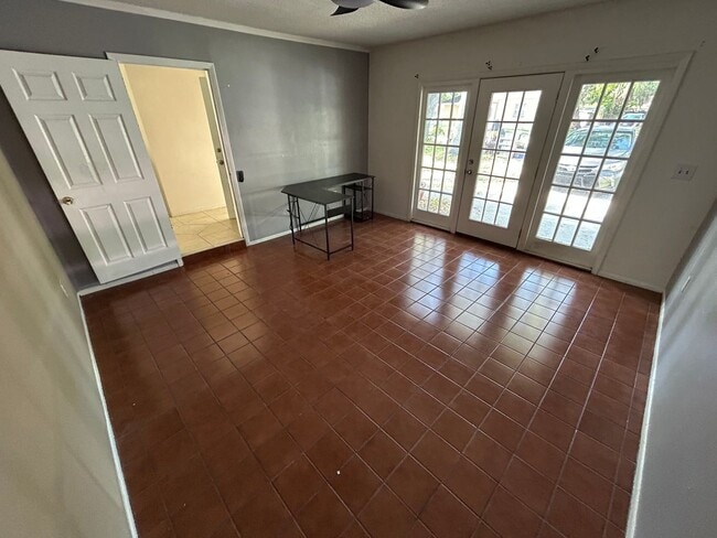 Photo - 4/2 Home conveniently located in Sarasota near Beaches, Jungle Gardens, Airport & Downtown!