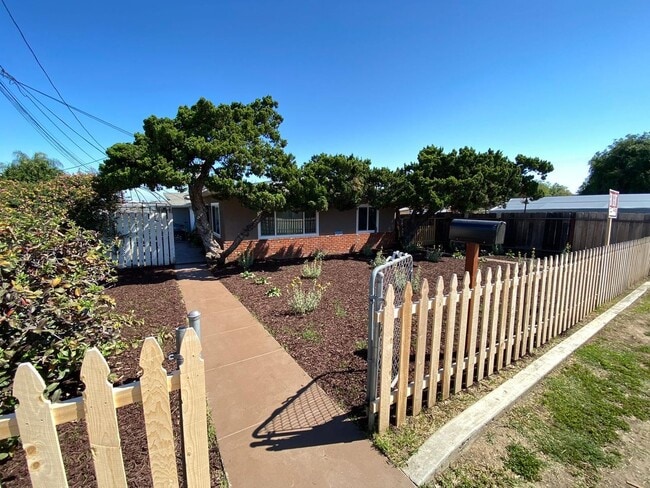 3 Bedroom 1 Full Bath Remodeled Twin-Home - 3 Bedroom 1 Full Bath Remodeled Twin-Home