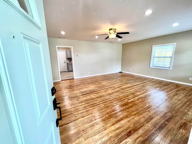 Photo - 804 W 2nd St