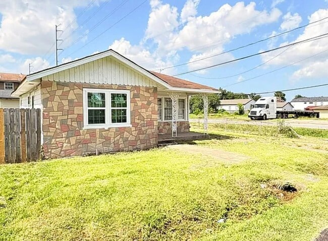 Photo - 335 Delaware St