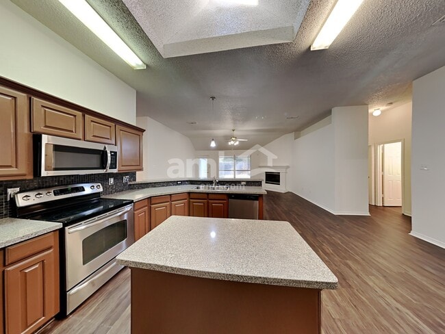 Photo - 6024 Silkcrest Trail