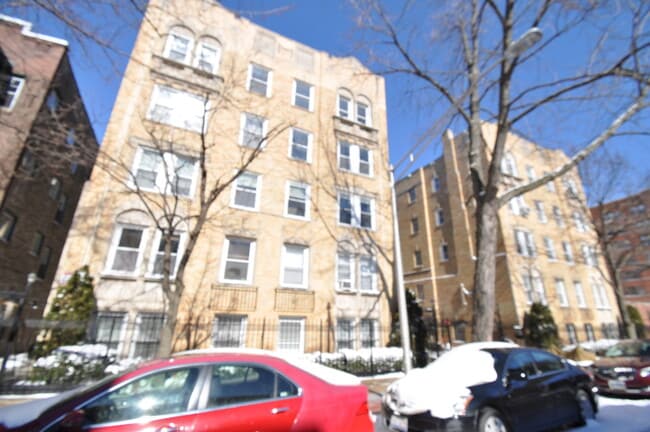 Building Photo - 846 W Ainslie St Unit 02