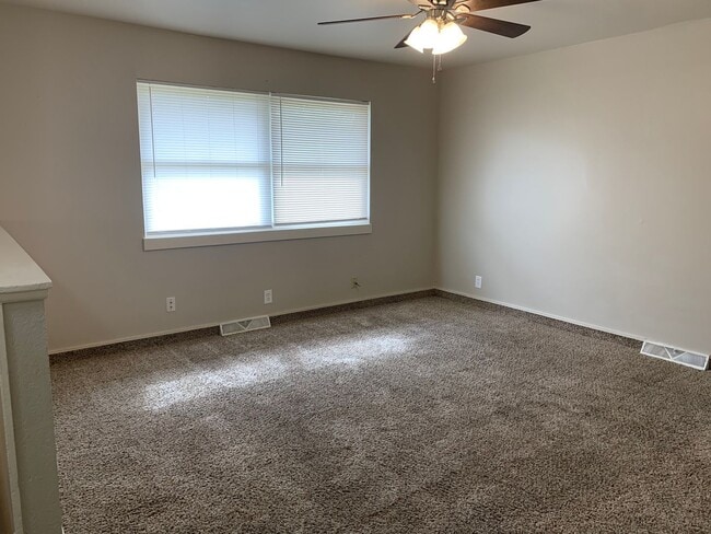 Photo - 3 Bed 1.5 Bathroom Townhouse