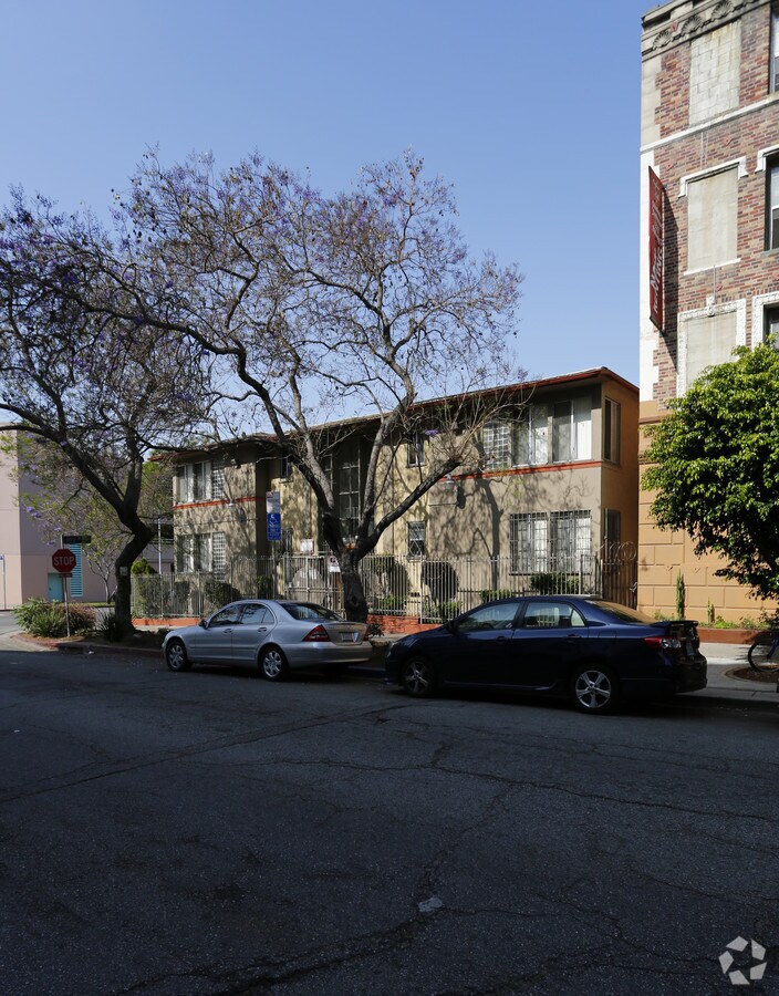 Photo - 855 S Oxford Ave Apartments
