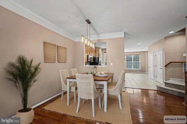 Photo - 735 Parev Way