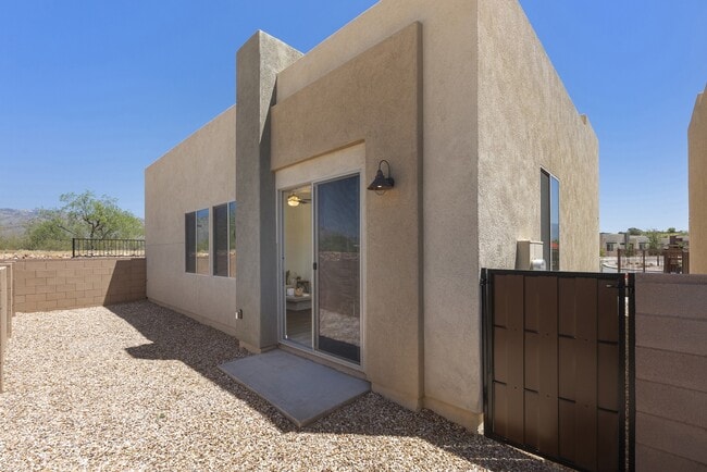 Plano de planta Tortolita de dos habitaciones con patio trasero - Casitas on Catalina