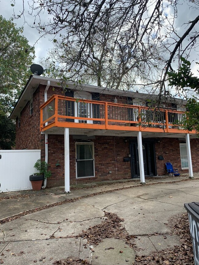 Off Burbank on LSU Bus route/ free rent! - Off Burbank on LSU Bus route/ free rent! House
