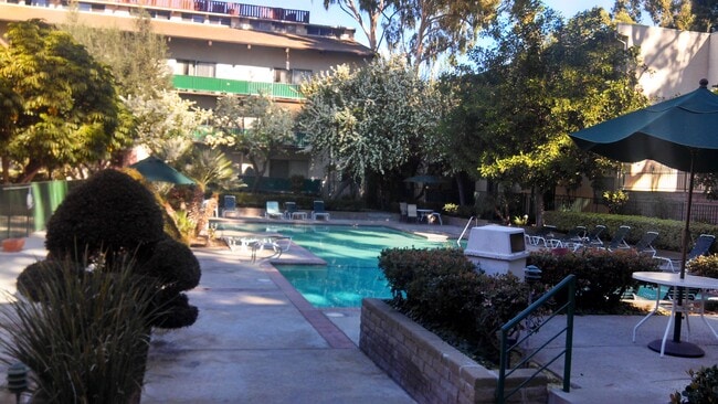 Photo - 5460 White Oak Ave Unidad E318