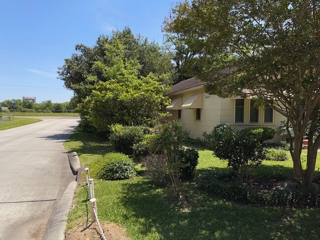 Photo - 2 bedrooms 1 bath - Large Yard