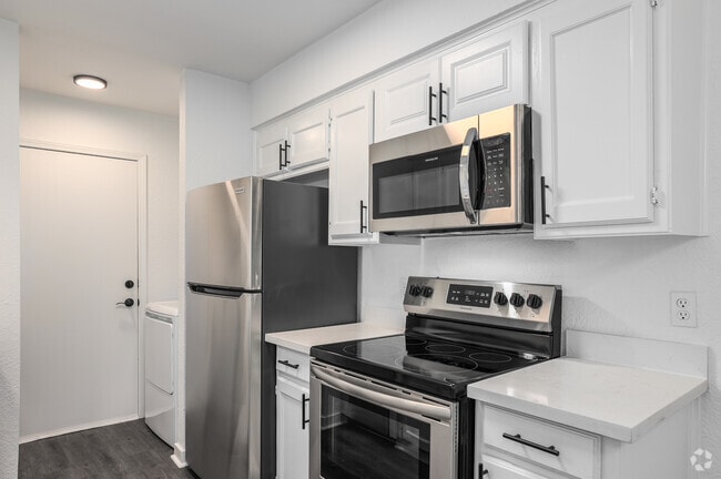 2BD, 2BA - 1000SF Duplex - Kitchen