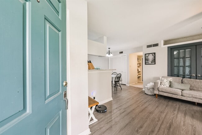 Photo - 2121 Hepburn St Unit 612