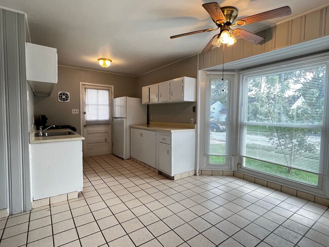 Photo - 3BR 1BA in Shady Lane - Covered Rear Porch and Covered Parking