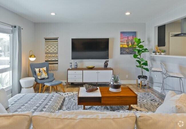 Building Photo - Modern home w Private Pool, Spa, Pets Welc...