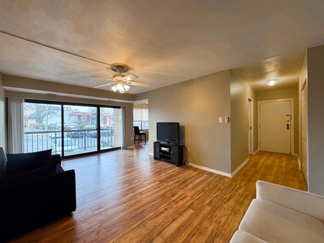 Photo - Sun-filled 1 Bed 1 Bath Condo With Balcony In Hawthorne Village