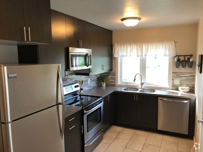 Building Photo - Updated throughout with new master suite! Rental