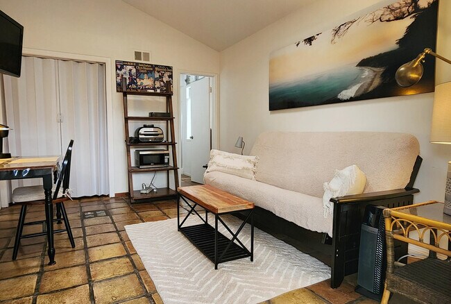 porche a la sala de estar - 682 Carlo Dr Unidad ADU-Apartment