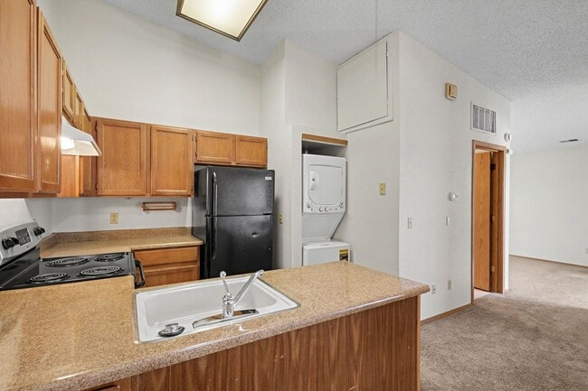 Building Photo - Charming Top-Floor Studio in Aurora with Private Patio & In-Unit Laundry Unit 17