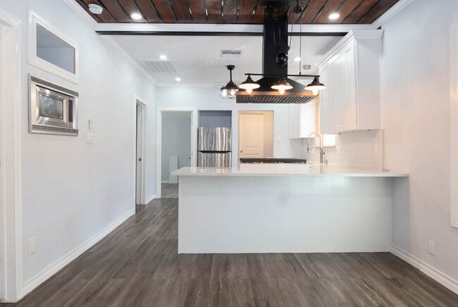 Photo - 560 W Highland Blvd