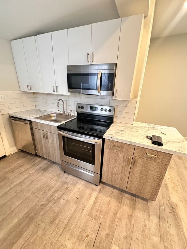 Building Photo - 4931 Walnut St Unit 1FL