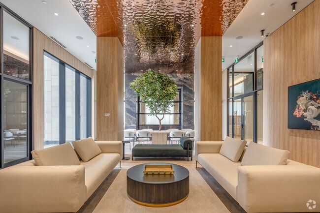 Interior Photo - Carré Windsor