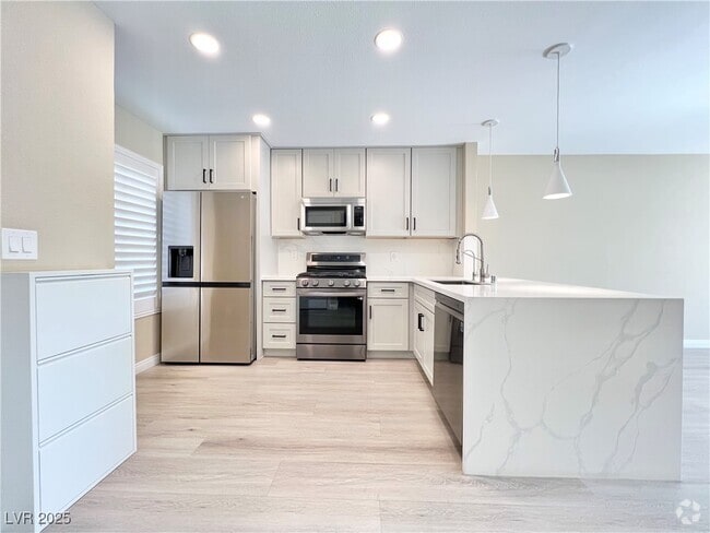 Building Photo - 8070 W Russell Rd Unit 2070 Rental