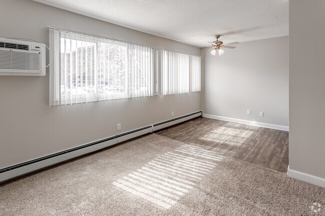 1BR, 1BA - 670SF - Living Room