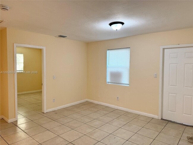 1200 NW 9th St Unidad B