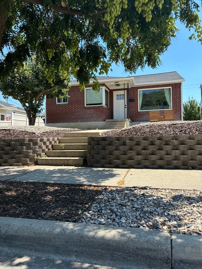 Building Photo - 2697 Glenmare St Unit 1