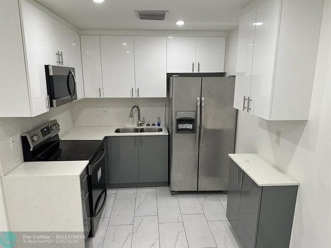 Photo - 4655 SW 33rd Ave Apartment Unit 4