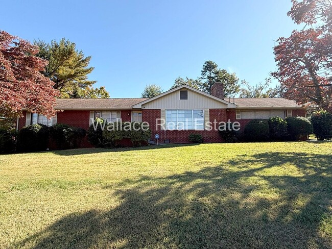 PRICE REDUCTION!! LOCATED IN DEANE HILL..... - PRICE REDUCTION!!  LOCATED IN DEANE HILL..... House