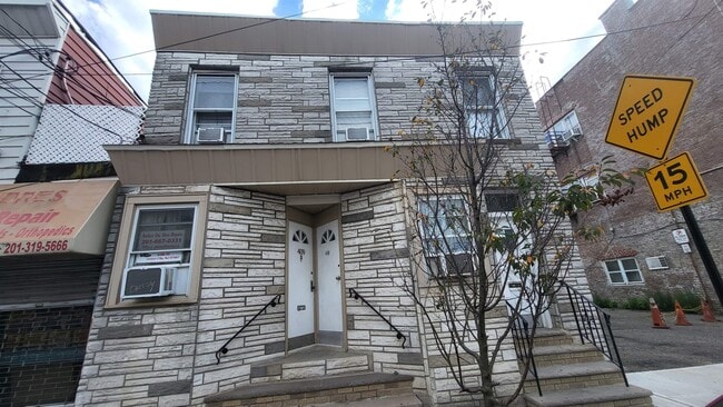 Building Photo - 409 37th St Unit 2