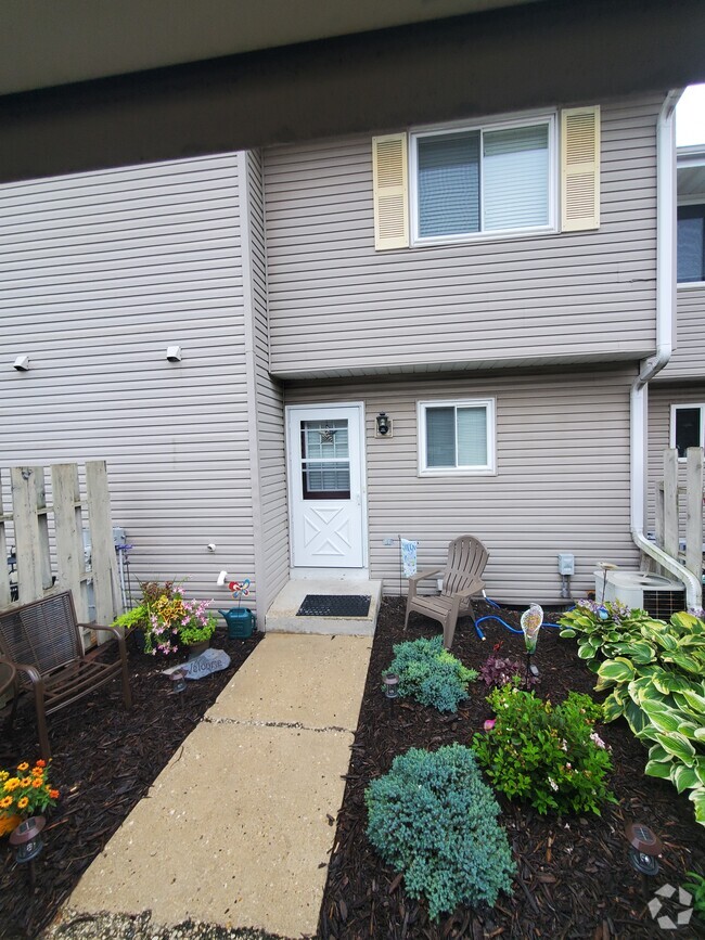 Building Photo - W163N11504 Windsor Ct Unit Germantown Condo