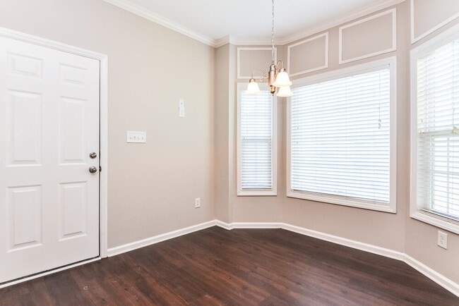 Photo - 564 Hay River St