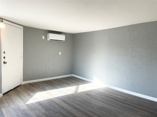 Building Photo - 7515 Bayway Dr Unit 2