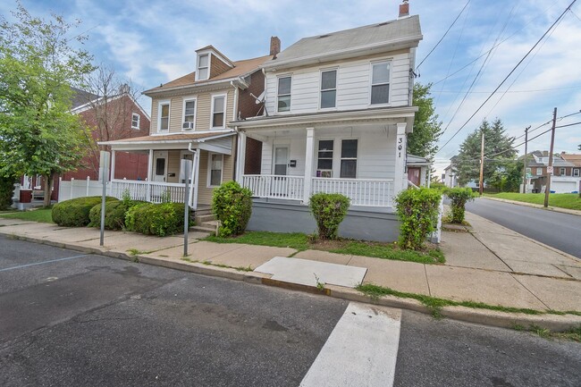 Photo - 301 W Wilkes Barre St Unit 301 W Wilkes 2