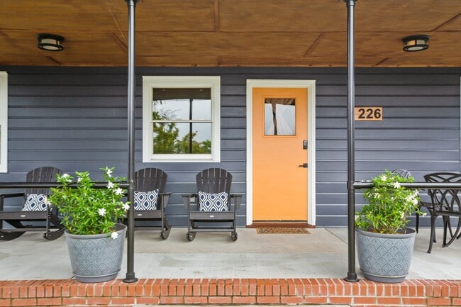 Photo - Modern Furnished Cottage Located Downtown!