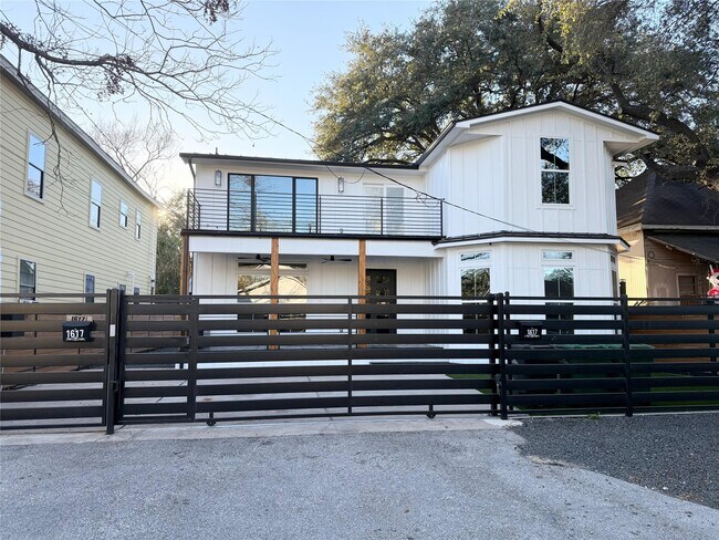 Photo - 1617 Common St