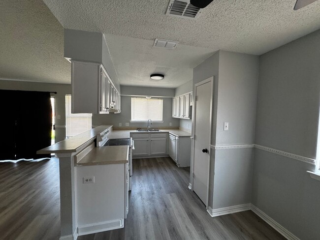 Photo - Great 3 bedroom for under 2K!