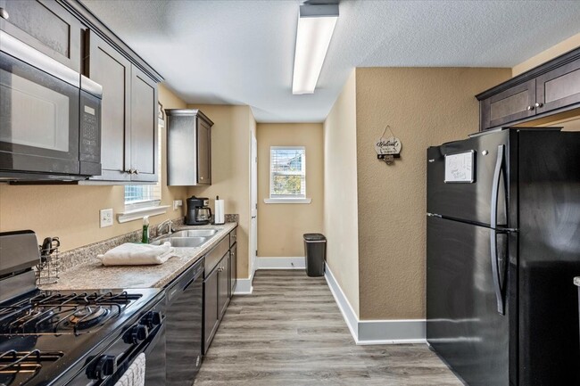 Building Photo - 2823 Avenue Q Unit A