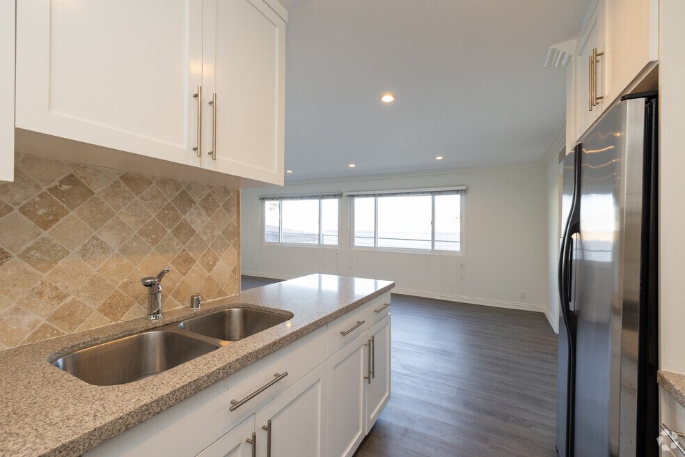 1BR, 1BA - 800SF - Kitchen