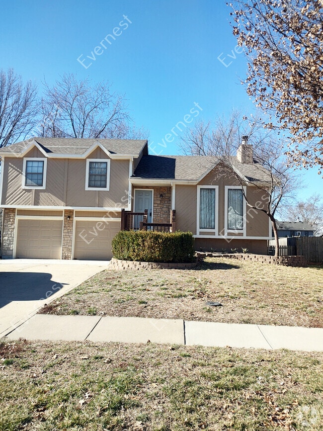 Building Photo - 3 Bed & 2.5 Bath House in Olathe / Pet-Fri...